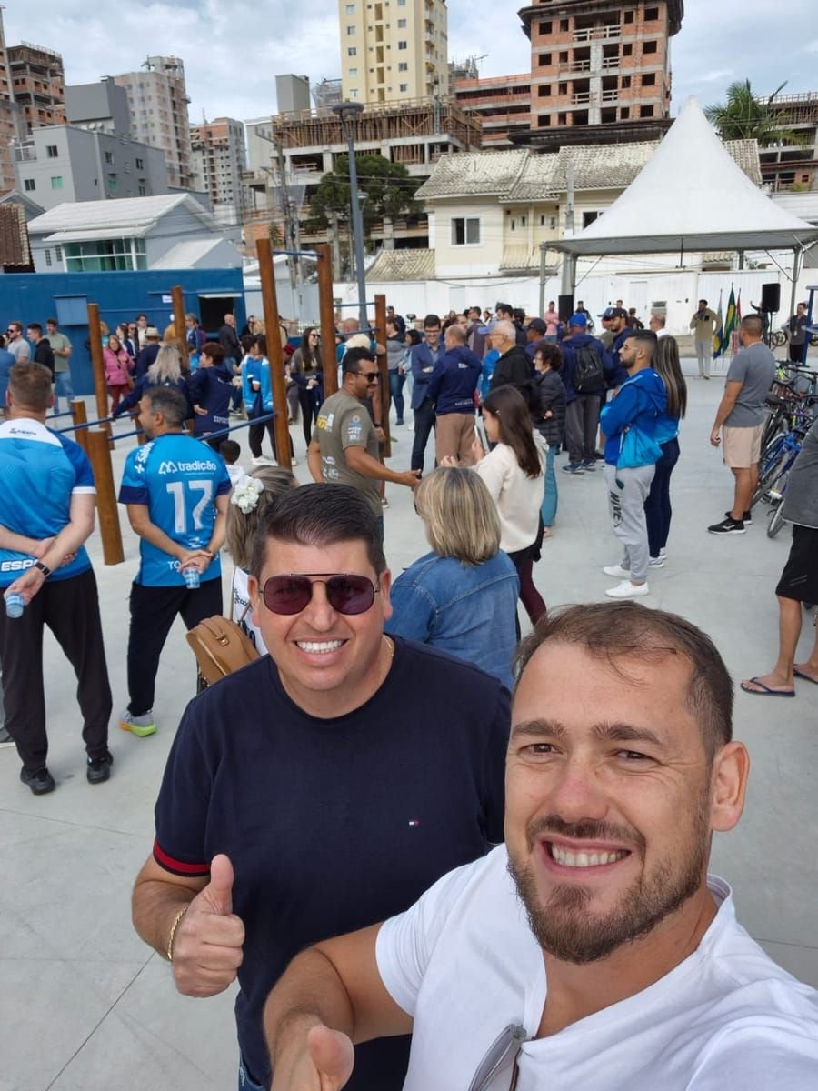 Equipe da Malacarne Engenharia na entrega de uma obra em Itapema